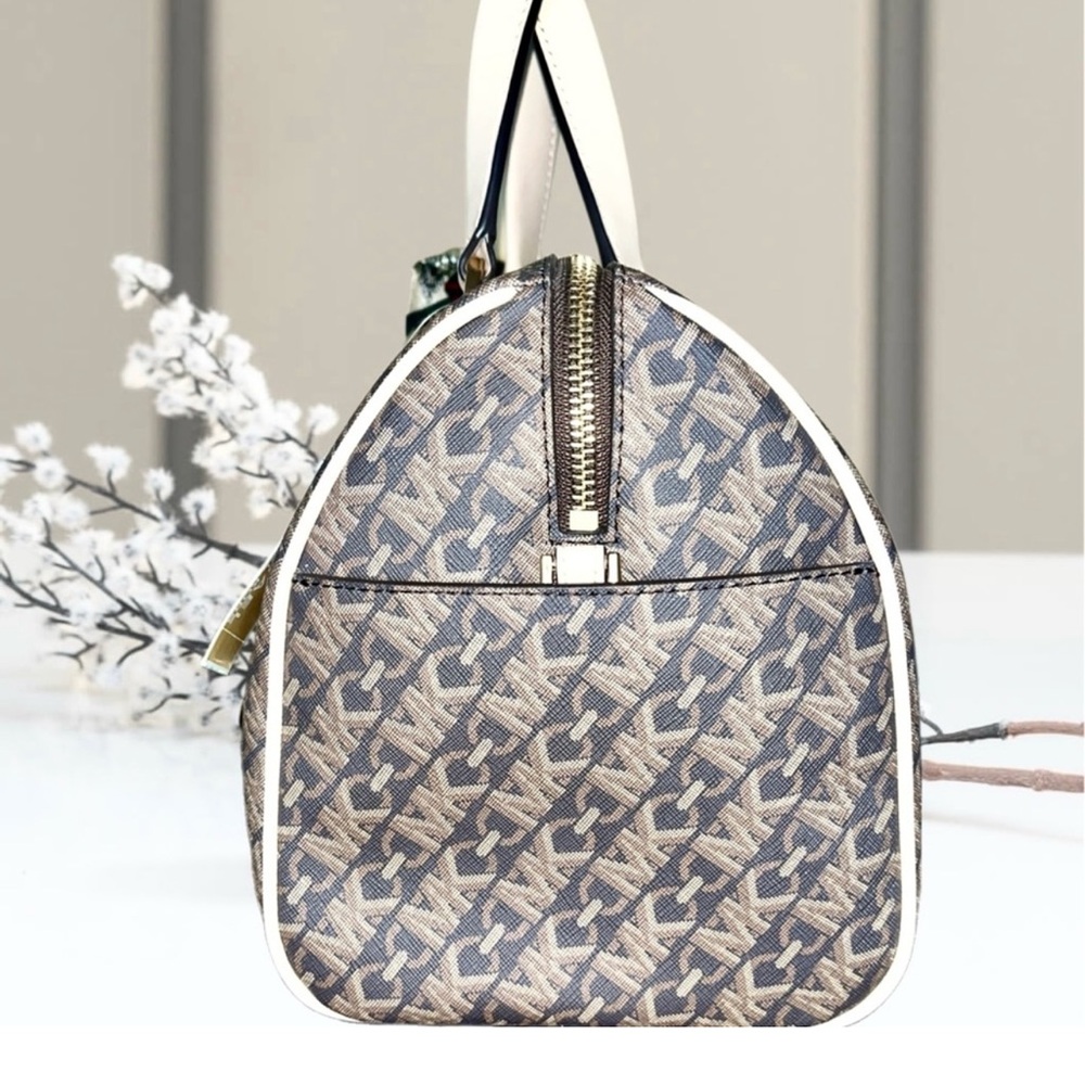 Michael Kors Boston Bag with Signature Style Design and
T-willy - Picture 13 of 16
